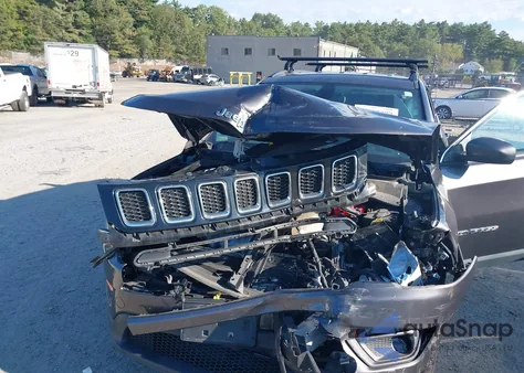 2021 Jeep Compass Latitude 4X4 z USA, uszkodzony, nr VIN 3C4NJDBB1MT560627